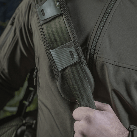 Mand bærer M‑Tac Skulderremspude 50 mm Elite på skulderen for komfort og støtte.