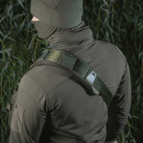 M‑Tac Skulderremspude 50 mm Elite i aktion, viser holdbar Cordura og 3D mesh for komfort og luftcirkulation på skulderen.