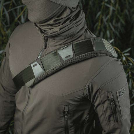 M‑Tac Skulderremspude 50 mm Elite monteret på skulder, med 3D mesh for komfort og Cordura for holdbarhed, bæres med taktisk jakke.