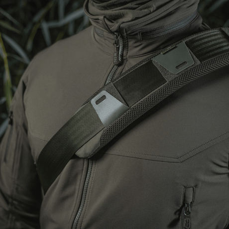 M‑Tac Skulderremspude 50 mm Elite på en persons skulderjakke for optimal komfort og trykaflastning, med åndbart 3D mesh og robust Cordura-materiale.