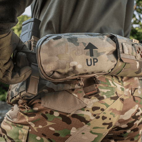 M‑Tac Horizontal Medical Pouch Elite på en soldats bælte, klar til førstehjælp i felten, lavet af holdbar Cordura 500D med vandtæt lynlås