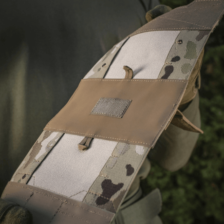 M‑Tac Horizontal Medical Pouch Elite monteret på feltudstyr, viser holdbar Cordura 500D og YKK AquaGuard lynlås, ideel til førstehjælp.