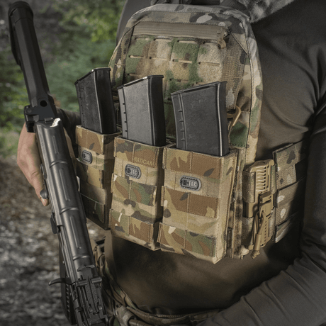 M‑Tac Front Panel til Cuirass QRS med magasiner, monteret på taktisk vest, med MOLLE-system til militært udstyr.