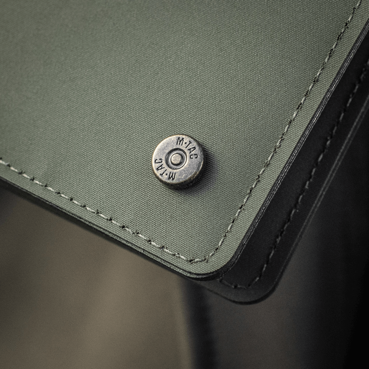 M-Tac Pung Slim Elite Gen. II pung med branded messingnitte, kompakt design. Perfekt til opbevaring af kontanter og kort.