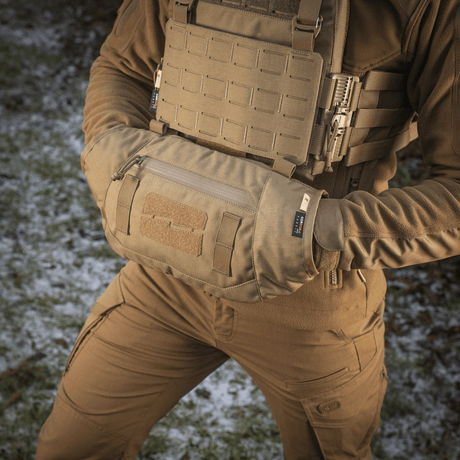 M-Tac Taktisk Håndvarmer Elite i brug, fremstillet i slidstærkt Cordura og fleecefor, perfekt til kolde vejrforhold.
