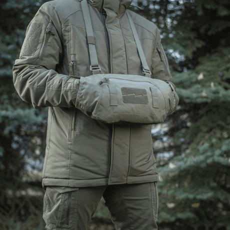 Person iført en M-Tac Taktisk Håndvarmer Elite i koldt vejr med slidstærkt Cordura 500D og blødt fleecefor fra Polartec.