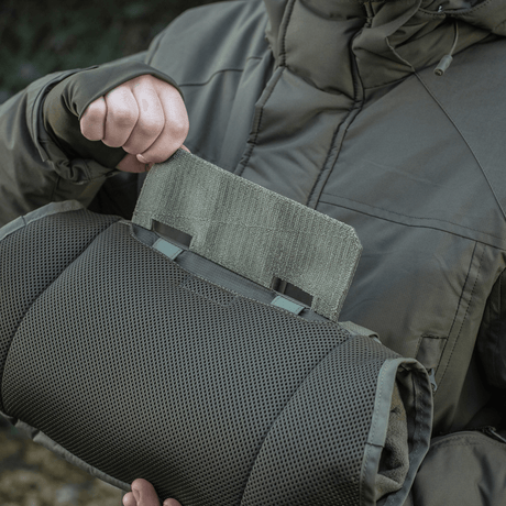 Person bruger M-Tac Taktisk Håndvarmer Elite med slidstærkt Cordura og fleecefor til at holde varmen i koldt vejr.