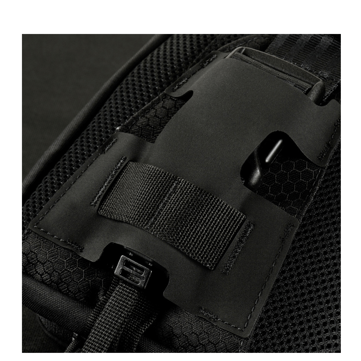 Detaljer af M-Tac Sling Pistoltaske Elite Hex med justerbar skulderrem og holdbare materialer.