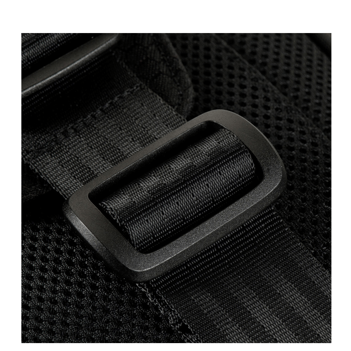 Justerbar skulderrem på M-Tac Sling Pistoltaske Elite Hex i slidstærk Cordura med hurtigspænde og YKK lynlås.