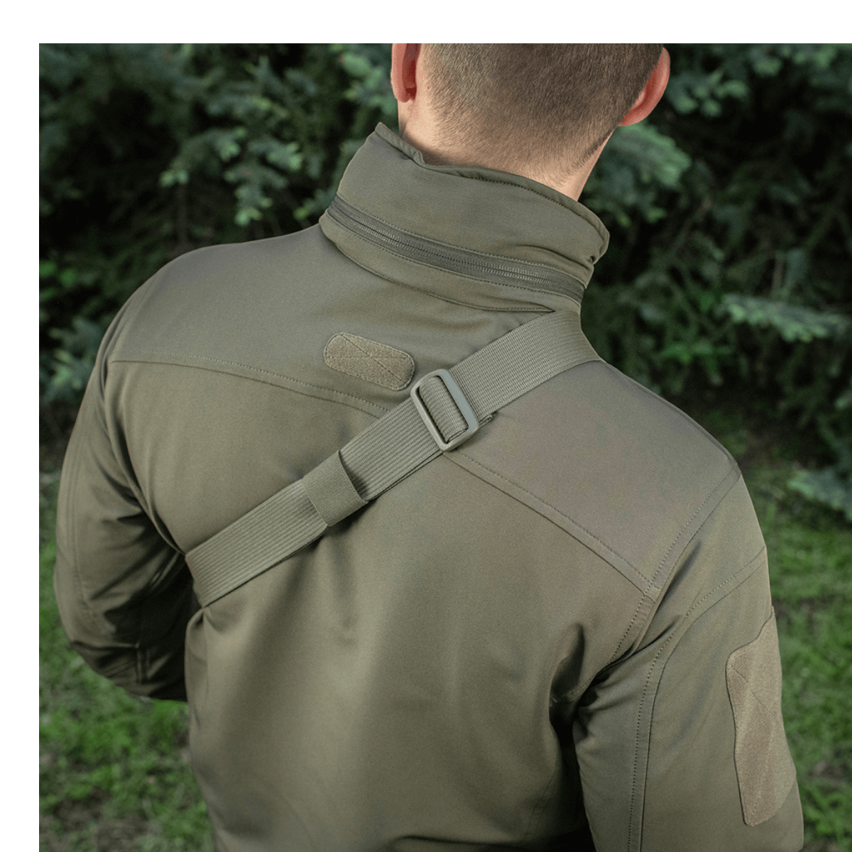 Mand bærer M-Tac Sling Pistoltaske Elite Hex med justerbar skulderrem i en udendørs setting