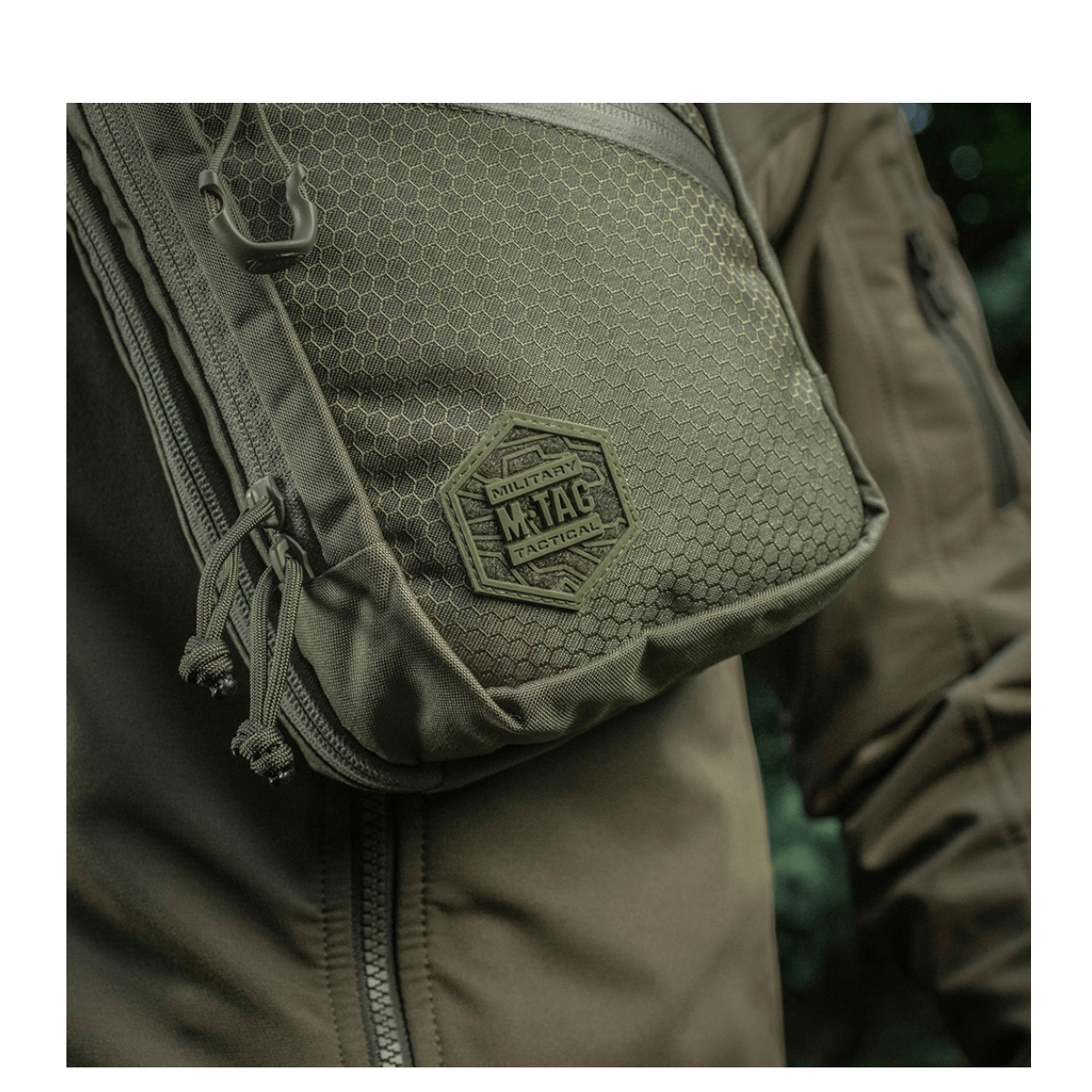 M-Tac Sling Pistoltaske Elite Hex, komfortabel og stilfuld taske i Cordura med justerbar skulderrem, vist på person