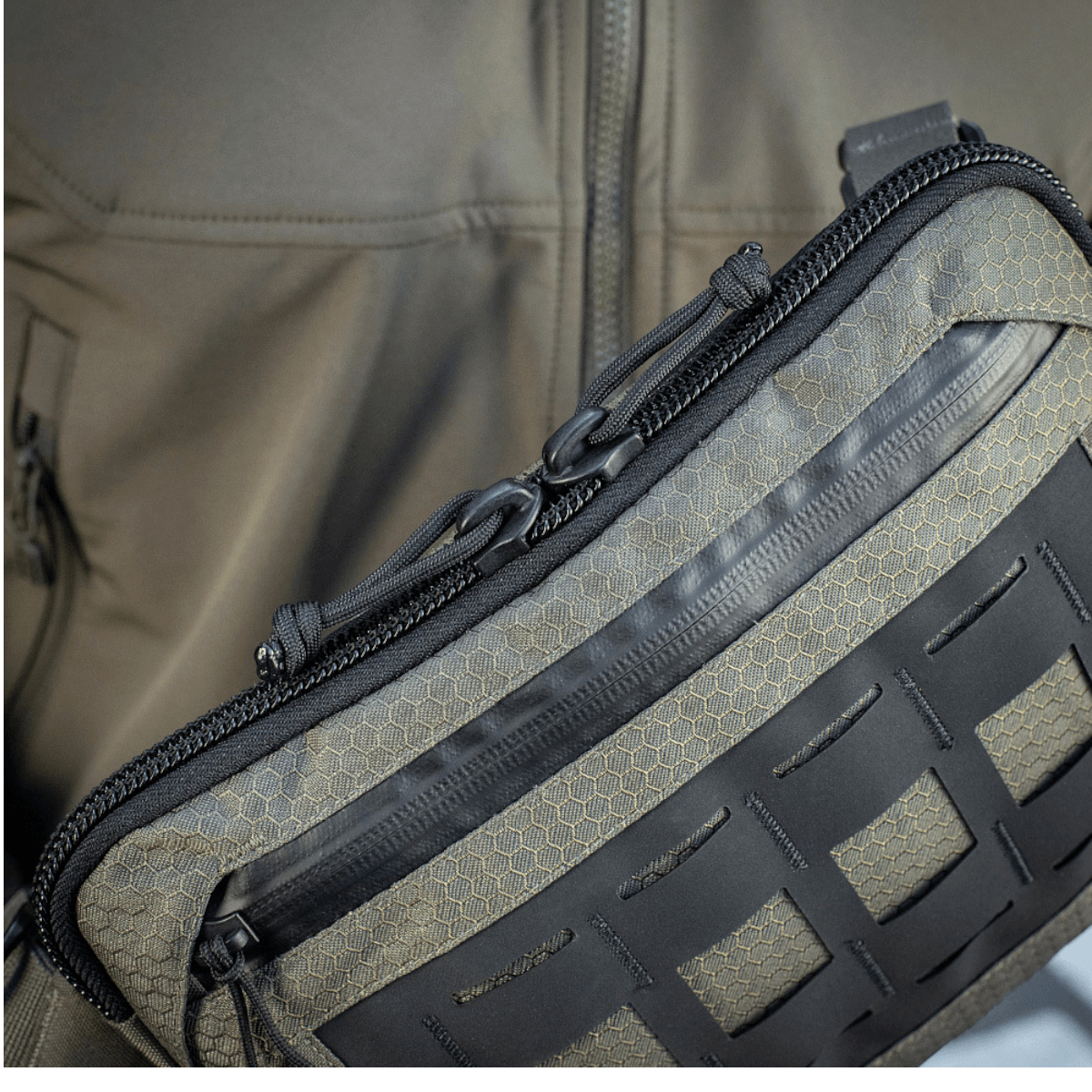 M-Tac Admin Taske Elite, lavet af holdbar Cordura 500D Hex, med YKK og Woojin lynlåse og spænder, i en stilfuld og funktionel design.