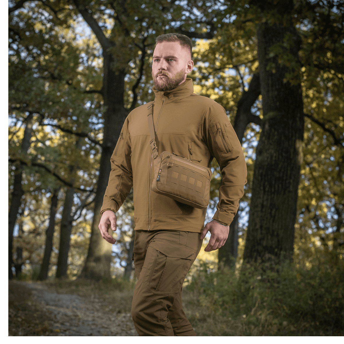 M-Tac Admin Taske Elite båret af mand i naturen, viser stilfuldt design og funktionalitet med Cordura-materialer og justerbar skulderrem.
