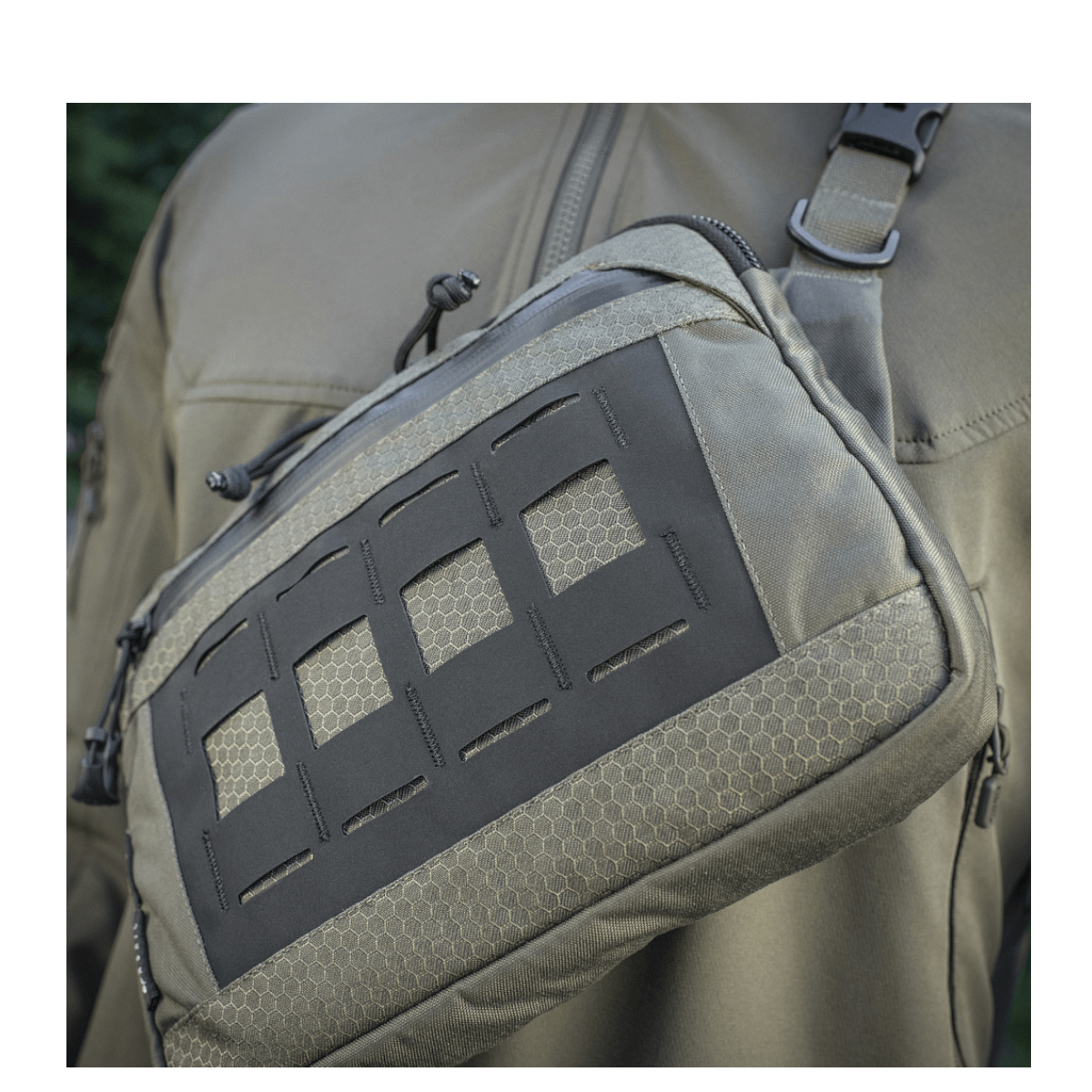 M-Tac Admin Taske Elite, stilfuld design taske med Cordura-materiale og justerbar skulderrem, modstandsdygtig og nem at vedligeholde.