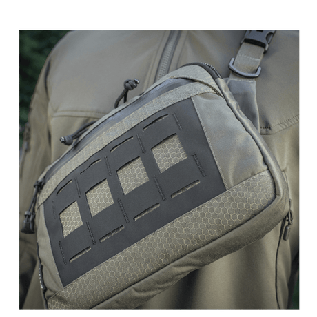 M-Tac Admin Taske Elite i Cordura materiale med justerbar skulderrem, stilfuldt design, og slidstærk kvalitet.