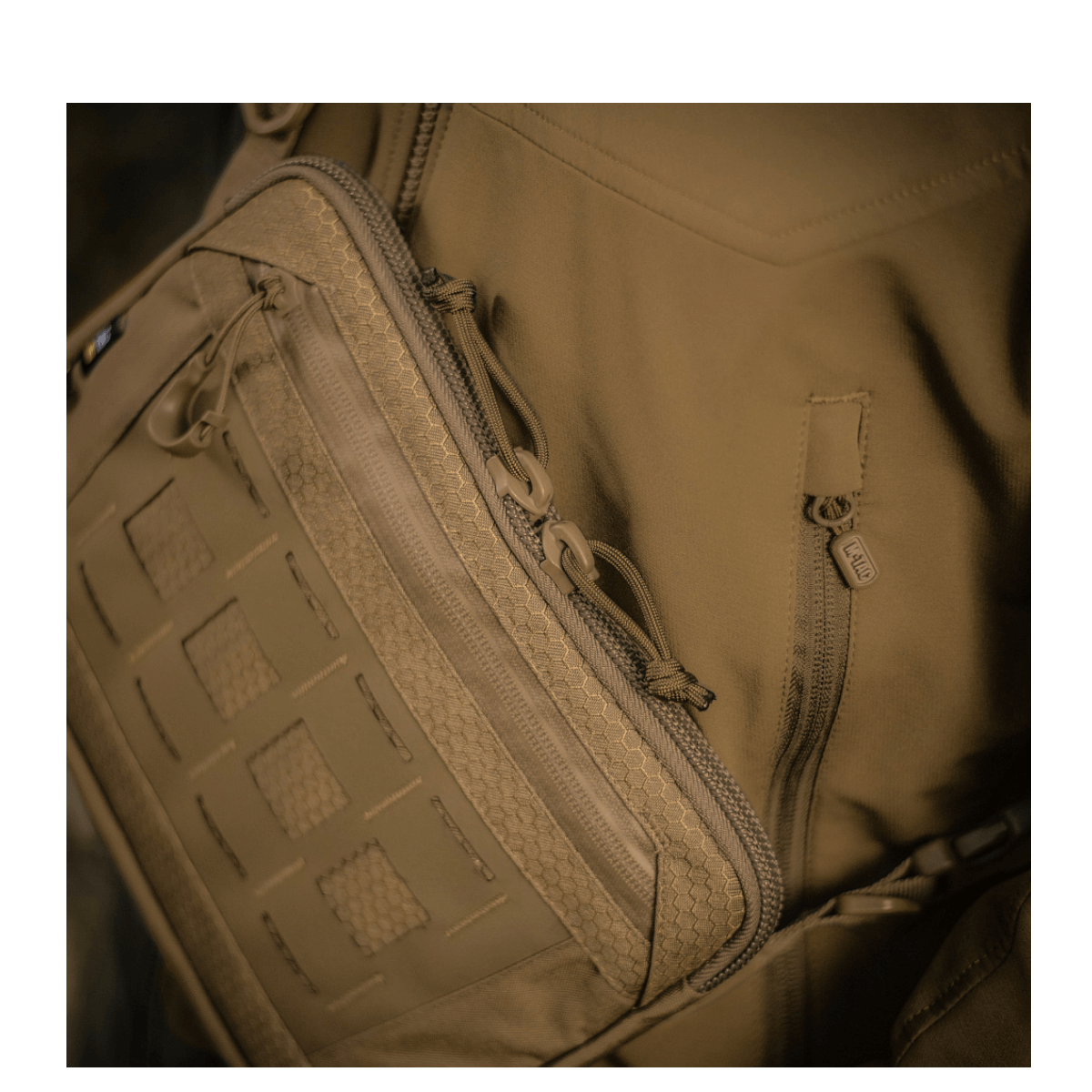 M-Tac Admin Taske Elite i slidstærkt Cordura materiale med lynlåsdetaljer, der fremhæver taskens funktionelle design.