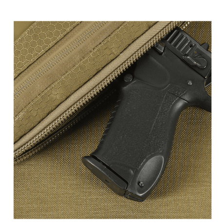 M-Tac Admin Taske Elite med en pistol i lommen, viser det robuste Cordura 500D materiale og YKK lynlåse, ideel til taktisk brug.