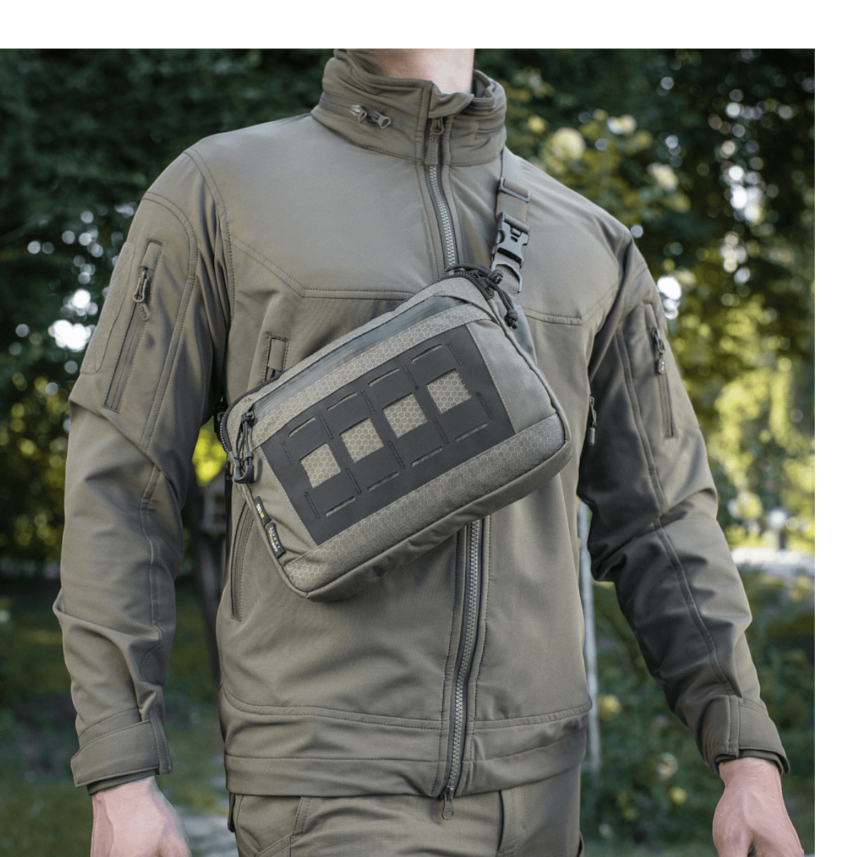 M-Tac Admin Taske Elite i Cordura 500D med justerbar skulderrem og diskret design, perfekt til dagligt brug og slidstærk.