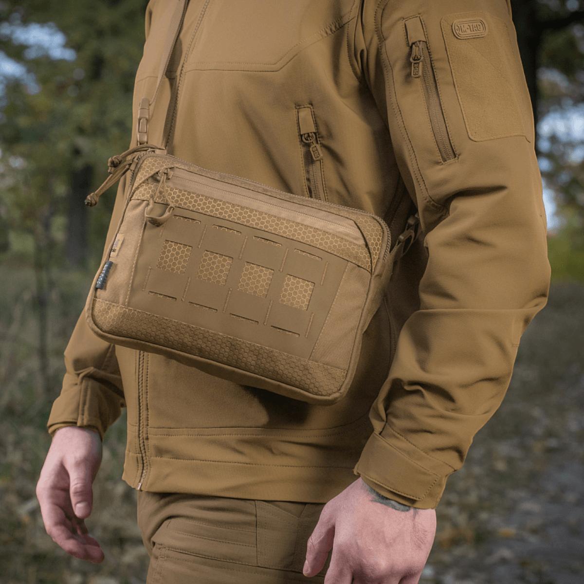 M-Tac Admin Taske Elite i brug, lavet af slidstærkt Cordura 500D og Hex med justerbar skulderrem, praktisk til udendørs aktiviteter.