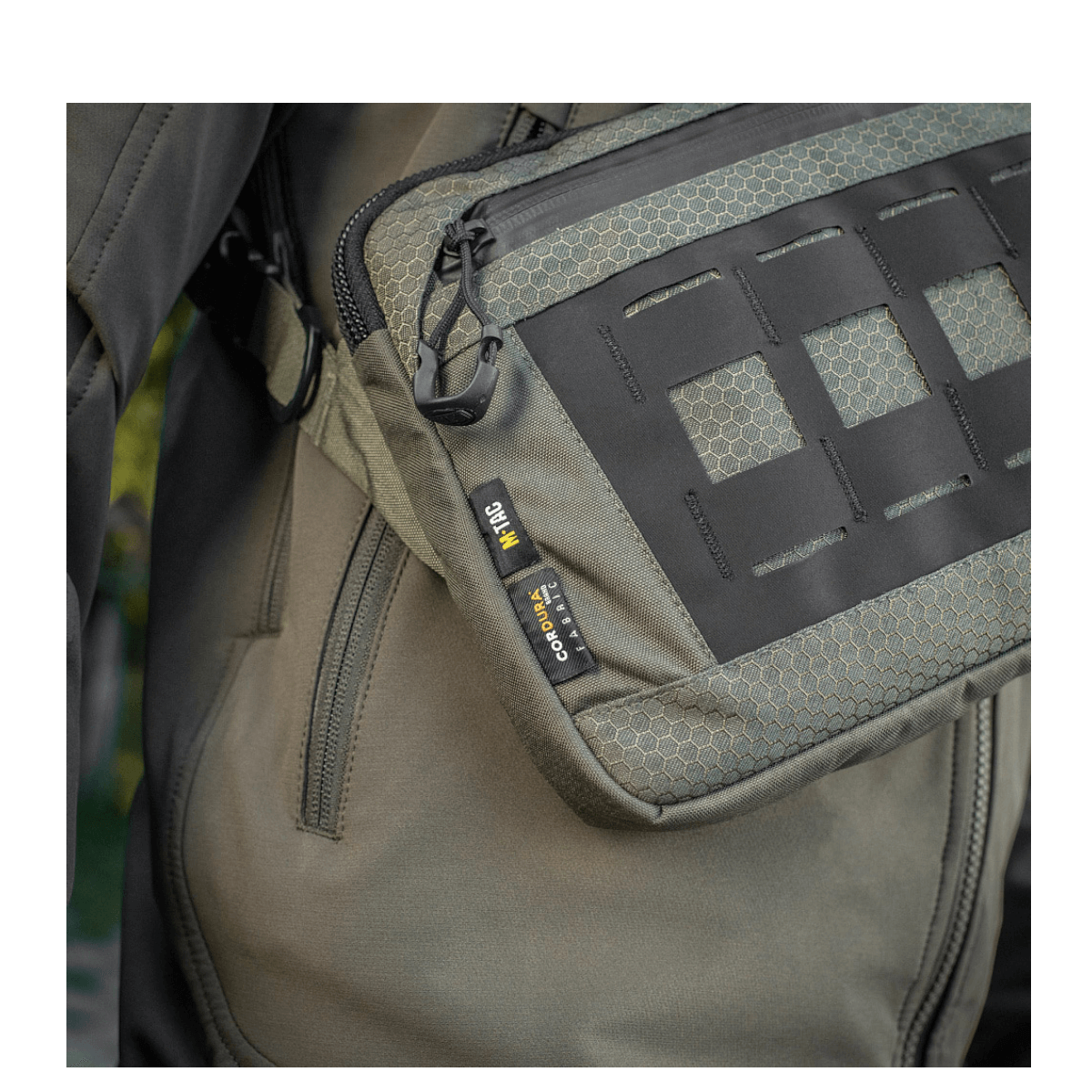 Nærbillede af M-Tac Admin Taske Elite i Cordura 500D med justerbar skulderrem og robuste lynlåse fra YKK.