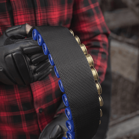 En person holder M-Tac Bandolier Elite, et patronbåndelier med 55 skalgange, ideelt til jagt og skydesport.