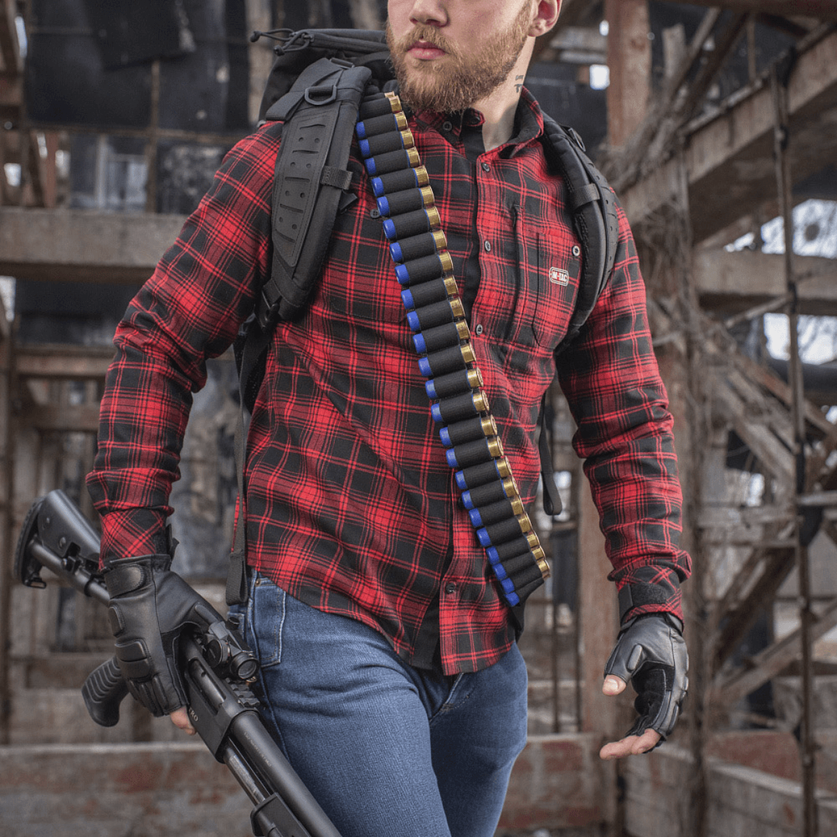 Jæger med M-Tac Bandolier Elite fyldt med kaliber 12/16 skaller, klar til jagt i forladt bygning.