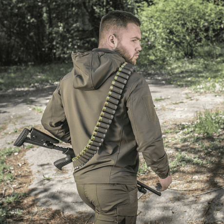 Jæger iført M-Tac Bandolier Elite med ammunition i skovmiljø
