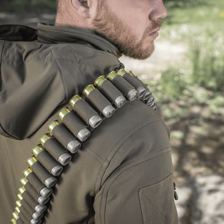 M-Tac Bandolier Elite bæres af person, viser patronbånd kinesisk for jagt og skydesport. Praktisk design, 55 skaller kapacitet.