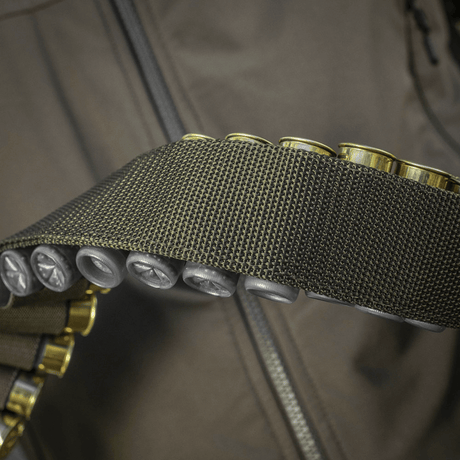 M-Tac Bandolier Elite med kapacitet til 55 kaliber 12/16 skaller, ergonomisk designet til hurtig adgang under jagt og skydesport.