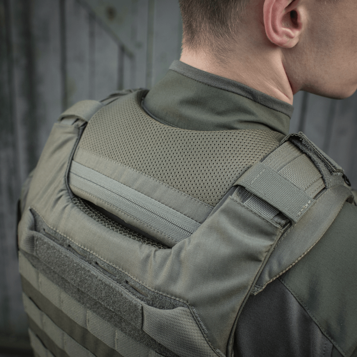 M-Tac Skulderpude til Plate Carrier Cuirass QRS i anvendelse på en taktisk vest, viser komfort og holdbarhed i Cordura materiale.