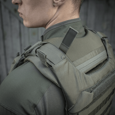 M-Tac Skulderpude til Plate Carrier Cuirass QRS monteret på soldatens skulder for øget komfort og vægtfordeling.