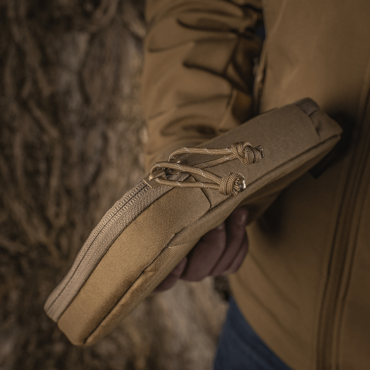 M-Tac Utility Organizer Slim Elite i Cordura 500D materiale, holdt af en person, viser funktionelt design og holdbarhed.