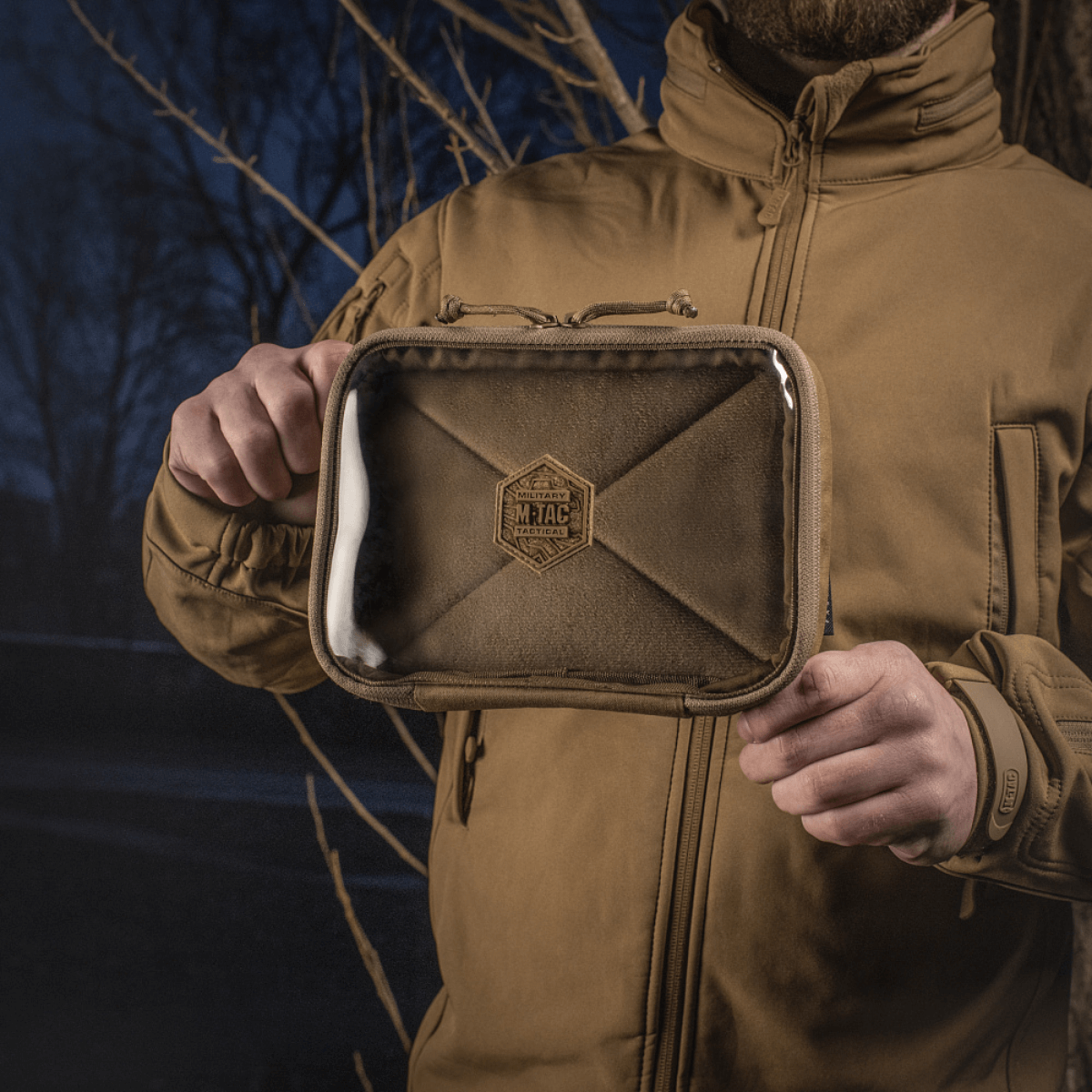 Person holder M-Tac Utility Organizer Slim Elite med gennemsigtig front, ideel til ordenlig opbevaring af vigtige genstande, lavet i robust Cordura 500D.