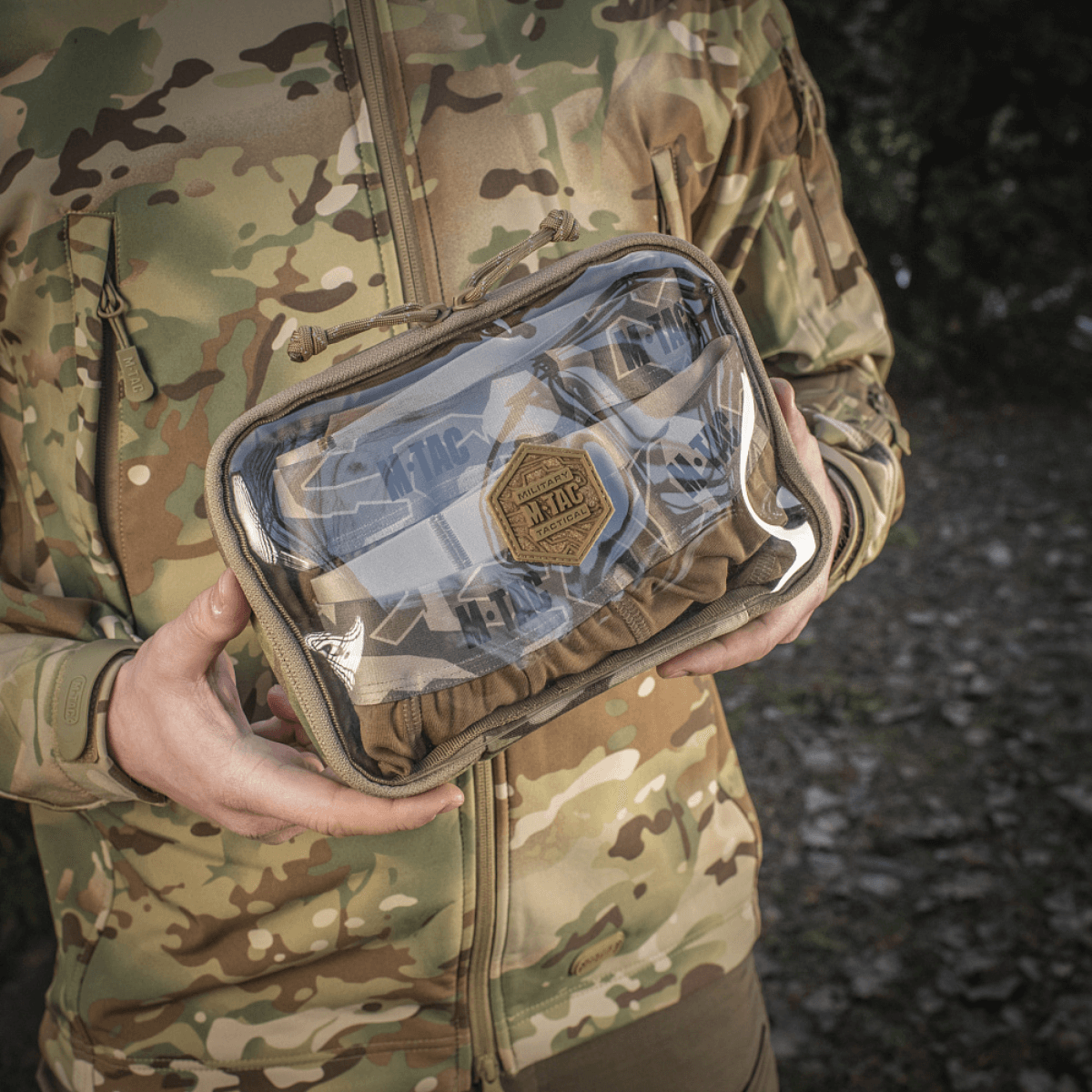 M-Tac Utility Organizer Slim Elite i camouflagedesign, holdt af person, viser slidstærkt Cordura 500D og PVC-folie til hurtig identifikation.