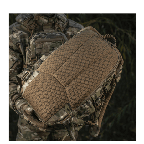 Soldat med M-Tac Mission Pack Elite rygsæk i slidstærkt Cordura 1000D med MOLLE LASER CUT-system til udvidelse af volumen.
