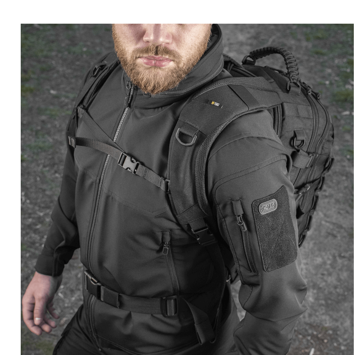 Mand iført M-Tac Mission Pack Elite rygsæk med ergonomisk design og slidstærkt Cordura 1000D, ideel til funktionalitet og lang levetid.