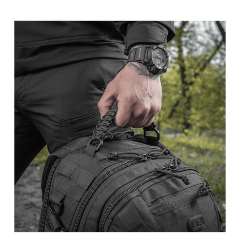 Mand holder M-Tac Mission Pack Elite rygsæk med MOLLE LASER CUT-system, fremstillet af slidstærkt Cordura 1000D.