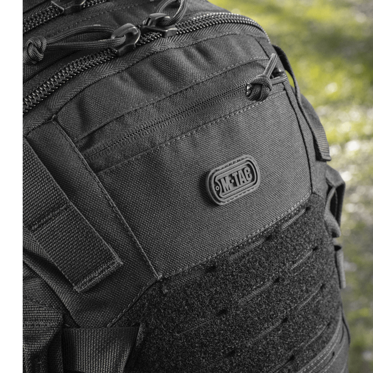 Nærbillede af M-Tac Mission Pack Elite med slidstærkt Cordura 1000D stof og MOLLE LASER CUT-system, ideel til ergonomisk design og funktionalitet.