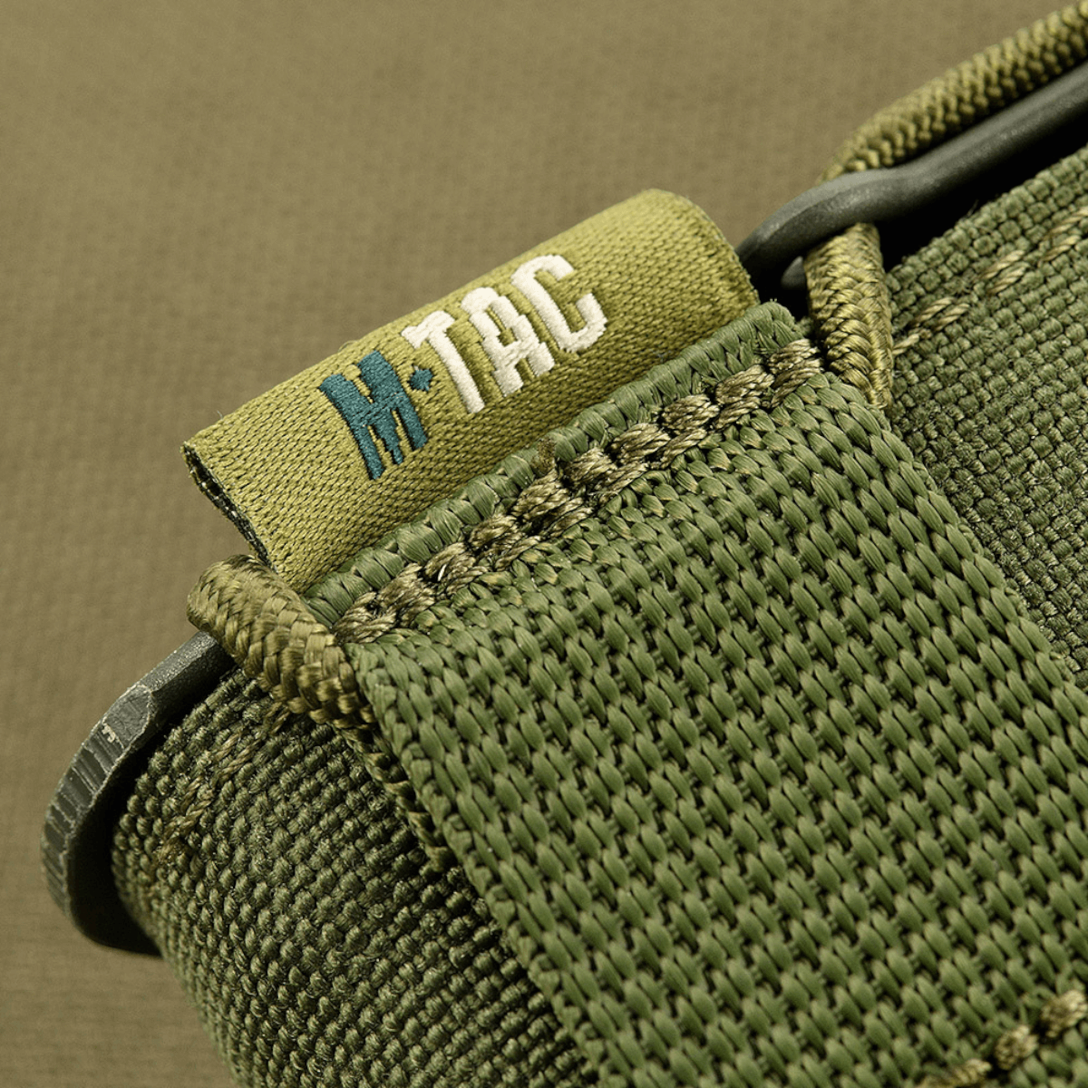 M-Tac Mag Lomme Kolchan til AK/AR Mini i grøn Cordura 1000D, med MOLLE-system og stødresistente plastikindsatser for magasinsikring.