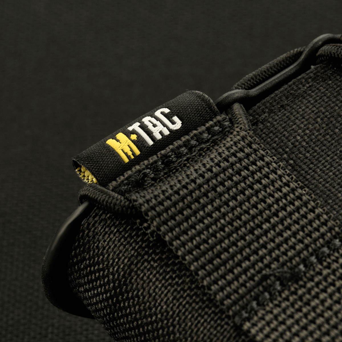 M-Tac Mag Lomme Kolchan til AK/AR Mini med slidstærk Cordura 1000D materiale, designet til sikker magasinfastholdelse. MOLLE-system inkluderet.
