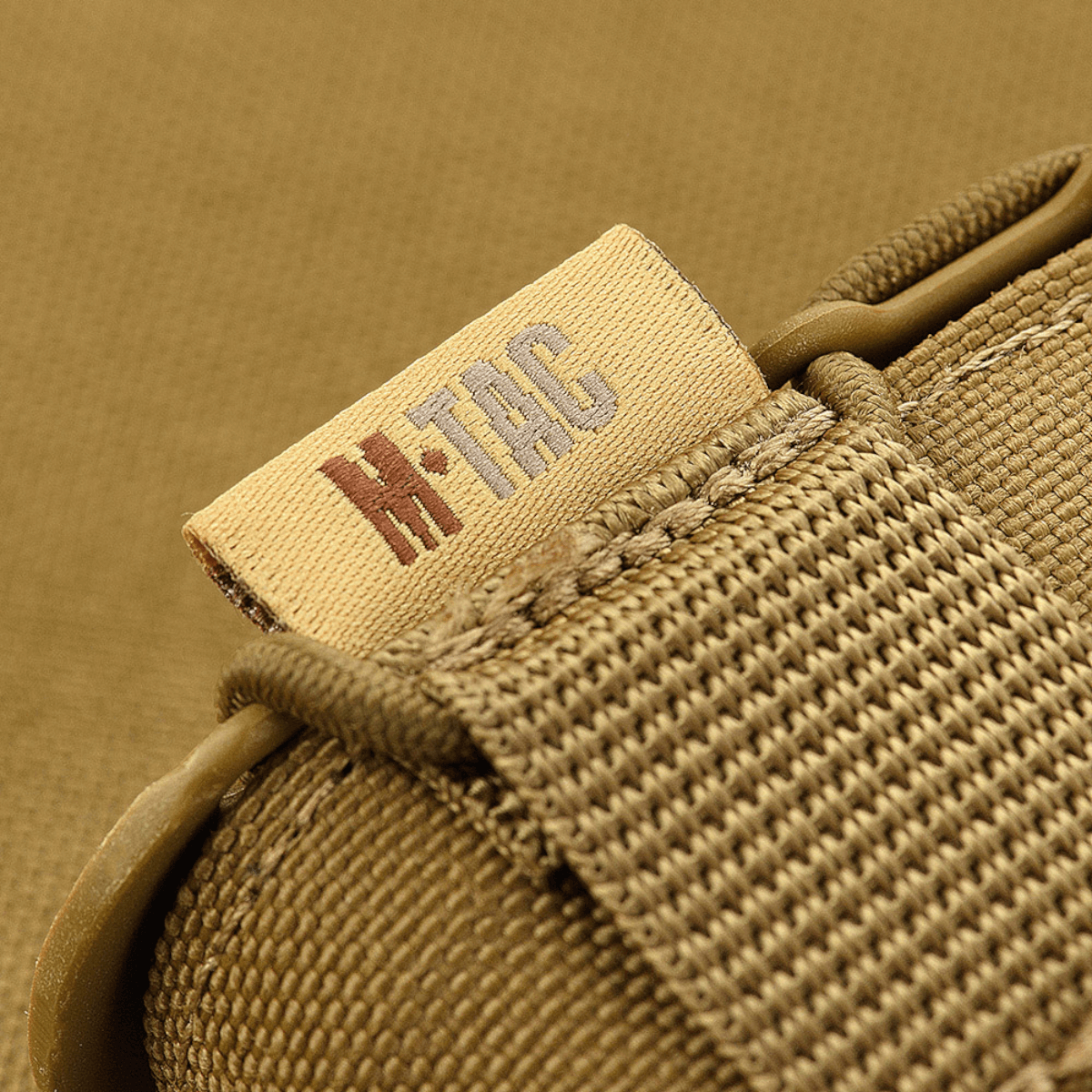 M-Tac Mag Lomme Kolchan til AK/AR Mini med slidstærkt Cordura 1000D materiale og MOLLE-system på frontpanelet for sikker magasinhåndtering.