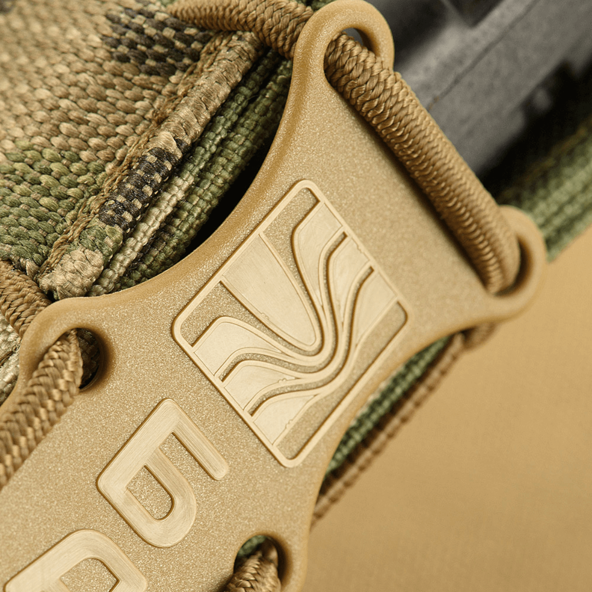 Nærbillede af M-Tac Mag Lomme Kolchan til AK/AR Mini lavet af robust Cordura 1000D materialer, viser detaljeret MOLLE-system.