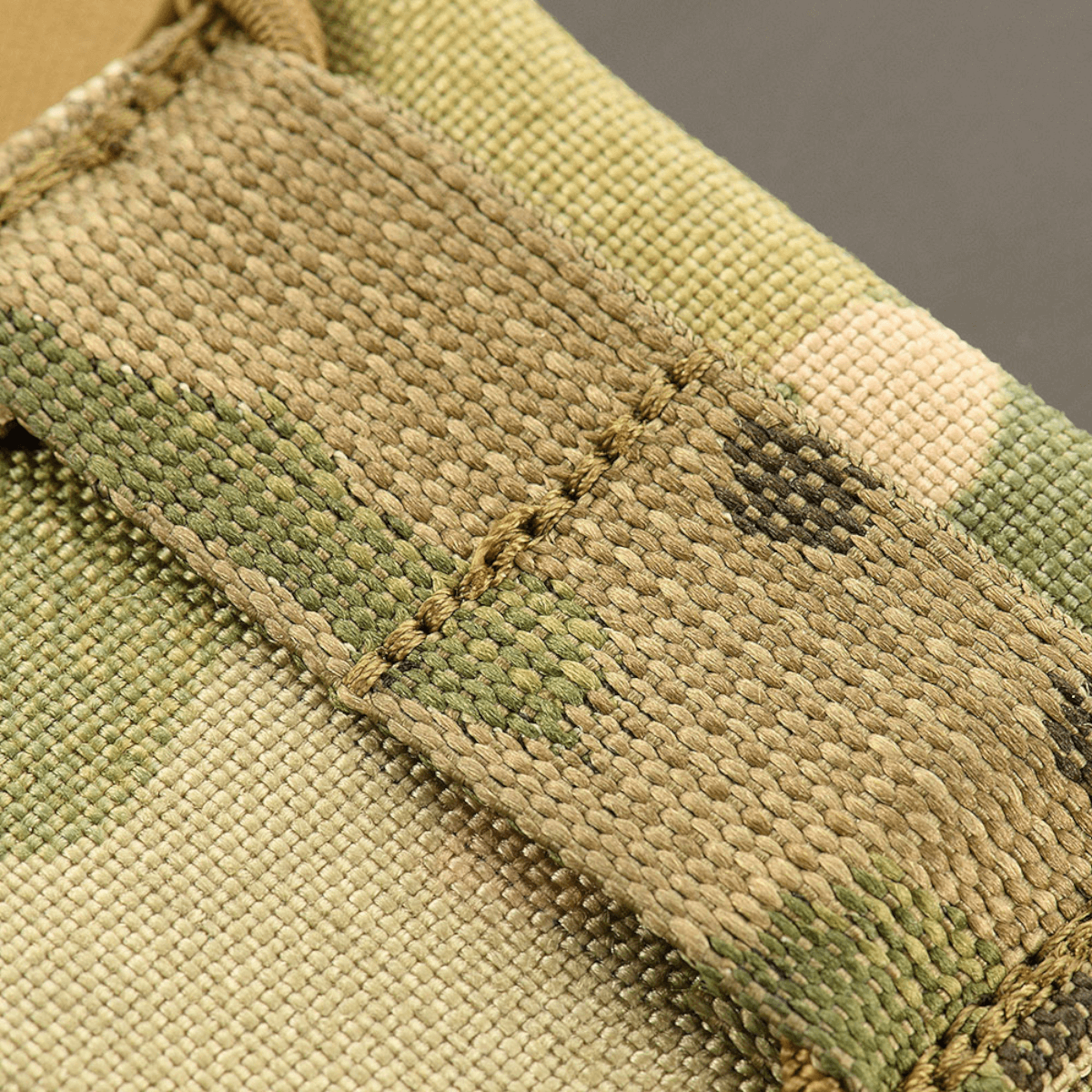 Nærbillede af M-Tac Mag Lomme Kolchan til AK/AR Mini lavet af slidstærkt Cordura 1000D materiale i camouflagemønster.