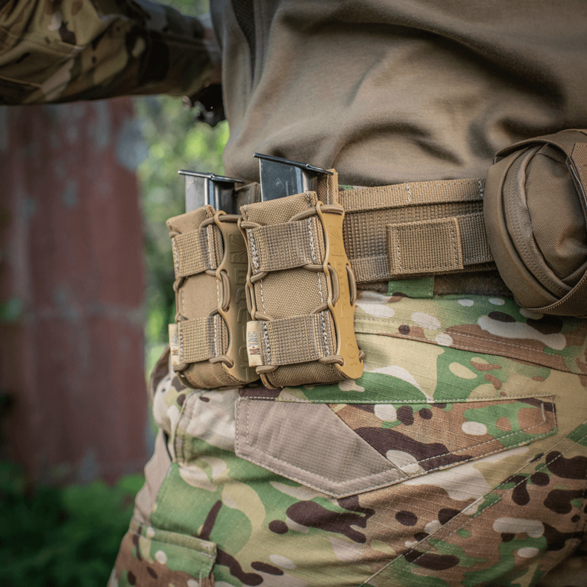 Soldat bærer M-Tac Pistolmagasinlomme Kolchan i kamuflageuniform med Cordura 1000D materiale til pistolmagasiner