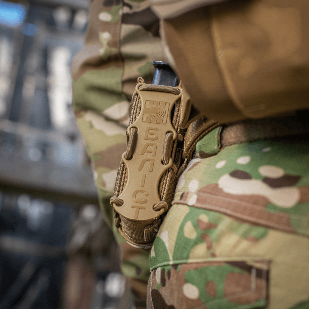 M-Tac Pistolmagasinlomme Kolchan fastgjort til camouflageuniform for sikker opbevaring og hurtig adgang til pistolmagasiner.