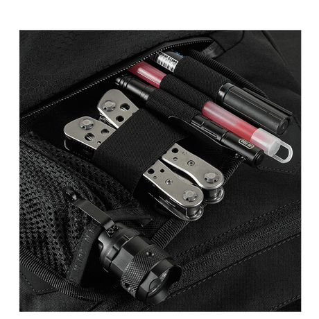 Nærbillede af M-Tac Konvert Taske Elite lommer med værktøjer og redskaber. Tasken er lavet af slidstærkt Cordura-materiale.