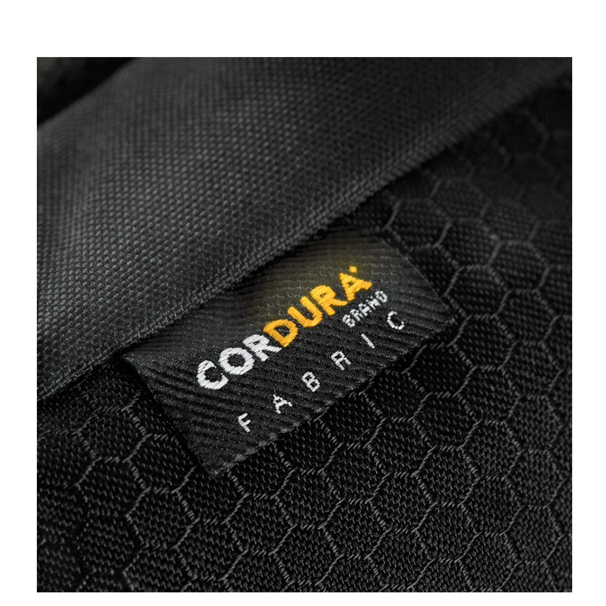 Etikette på M-Tac Konvert Taske Elite fremstillet af Cordura-materiale, viser holdbarhed og kvalitetstekstiler.