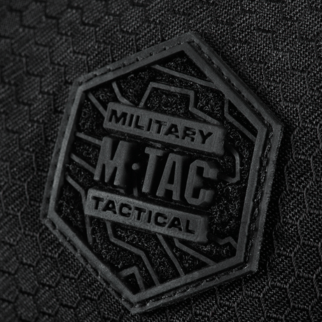 Logo på M-Tac Konvert Taske Elite i slidstærkt Cordura materiale.