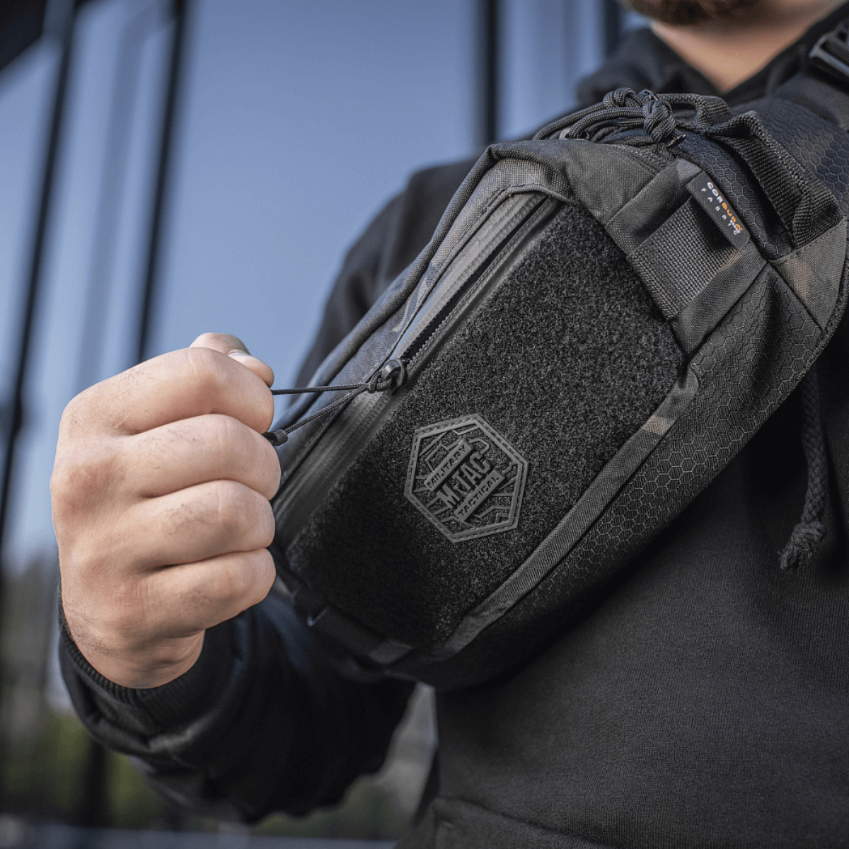 M-Tac Bæltetaske Elite Hex i brug, viser holdbart design i Cordura-stof med YKK lynlås og Woojin spænder, perfekt til hverdagsbrug.