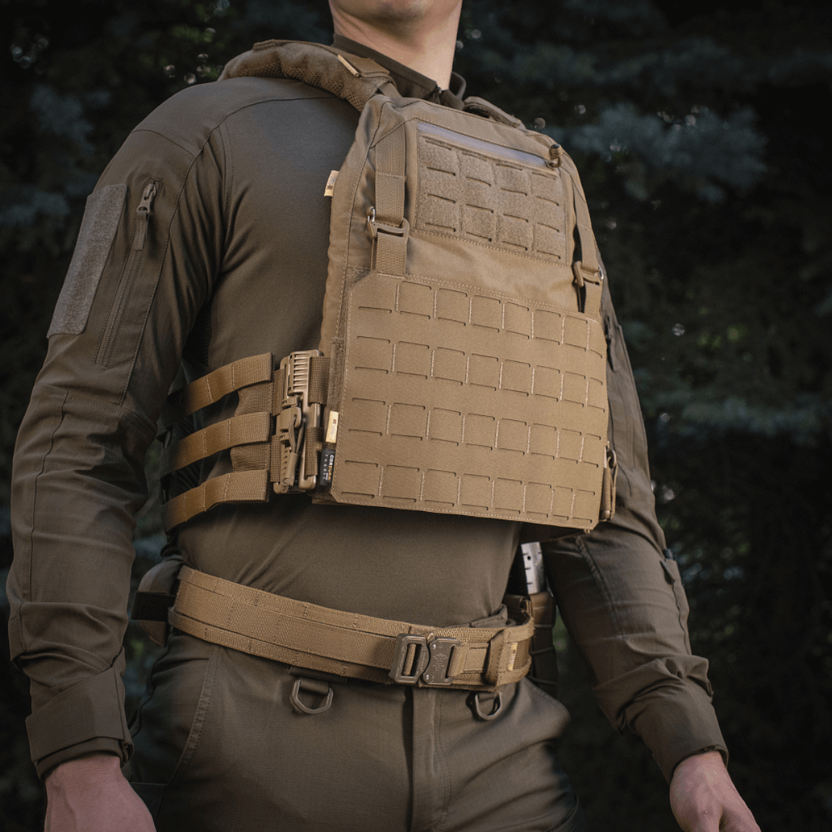 M-Tac Frontpanel til Plate Carrier Cuirass QRS XL i brug, fremstillet af slidstærkt Cordura 500D med MOLLE-system.